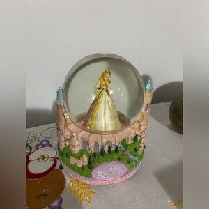 Repunzel musical snow globe “La Primavera” vintage